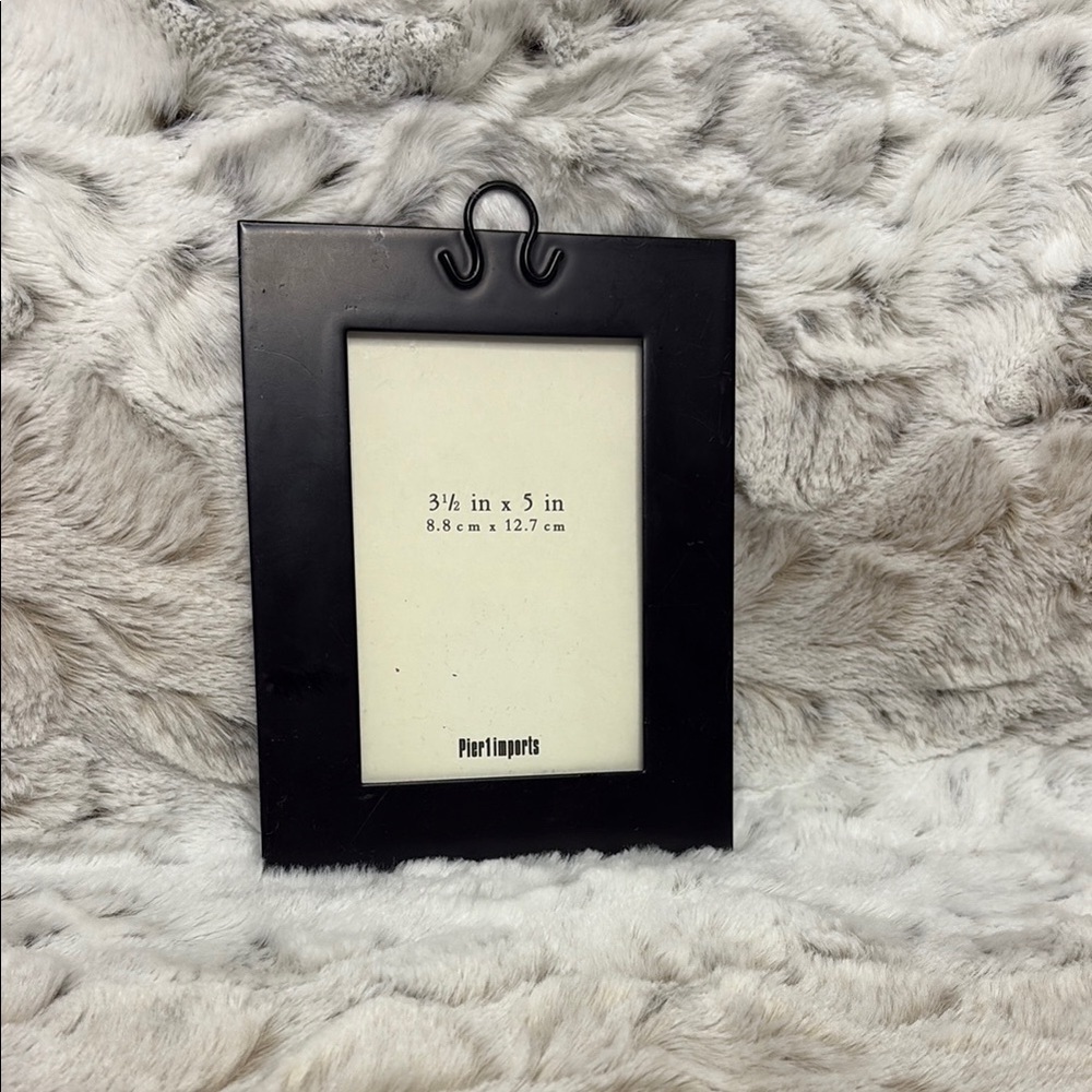 Pier 1 Black Photo Frame. 5 x 6.5. Wall Hanging. Horseshoe Hanger